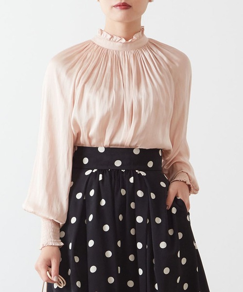 Tiara（ティアラ）の「《定番》ヴィンテージサテン2WAYフリルネックブラウス（シャツ/ブラウス・レディース・アイボリー/ピンク/グリーン/ネイビー・FREE/9）」の4枚目の写真