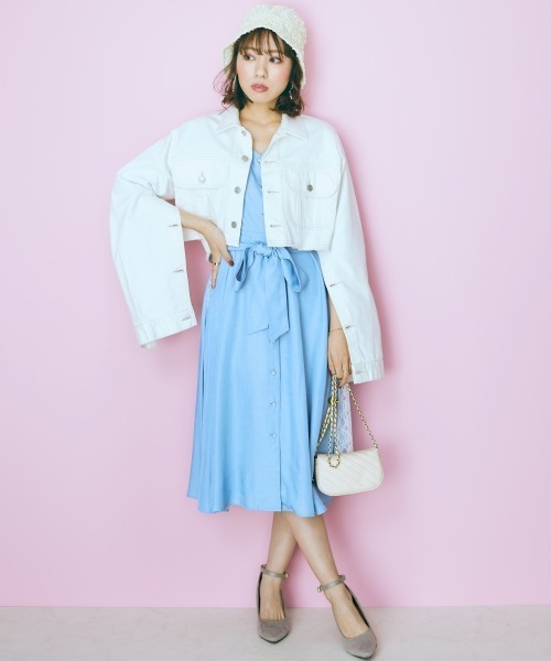 marun（マルン）の「＜大きいサイズ＞  クロップド丈デニムジャケット　marun（デニムジャケット・レディース・ライトブルー/オフホワイト・3L～4L/L～LL）」の11枚目の写真