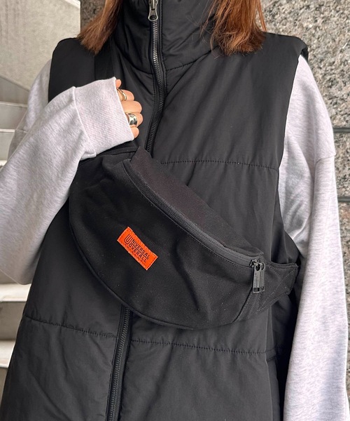 UNIVERSAL OVERALL（ユニバーサルオーバーオール）の「UNIVERSAL OVERALL / UO souvenir cotton waist bag / UVO-084（ボディバッグ/ウエストポーチ・レディース・ホワイト/ブラック・ONESIZE）」の2枚目の写真