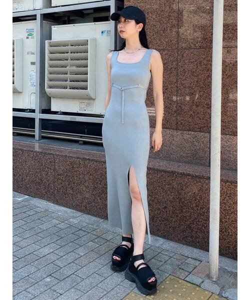 EMODA（エモダ）の「ベルトマークリブスリットワンピース（ワンピース・レディース・ライトブルー/ブラック/グレー・FREE）」の4枚目の写真