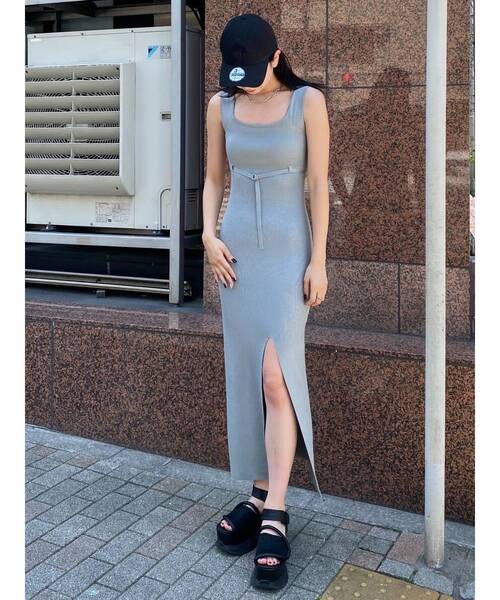 EMODA（エモダ）の「ベルトマークリブスリットワンピース（ワンピース・レディース・ライトブルー/ブラック/グレー・FREE）」の6枚目の写真