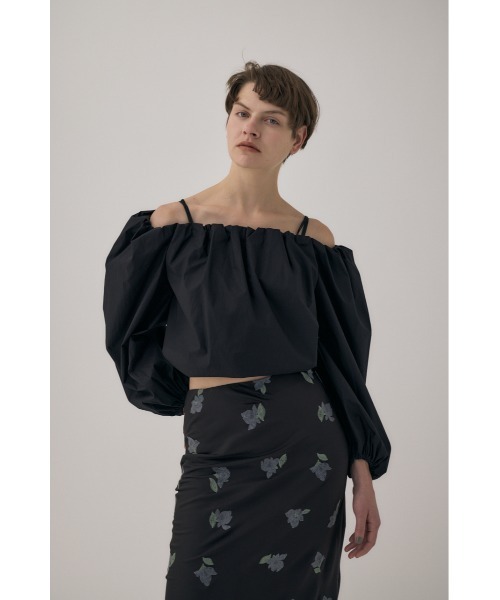 M_（エムアンダーバー）の「オーガニックコットンタイプライター使用 オフショルダーで着られるギャザーブラウス（シャツ/ブラウス・レディース・アイボリー/ブラック/サックスブルー・FREE）」の4枚目の写真