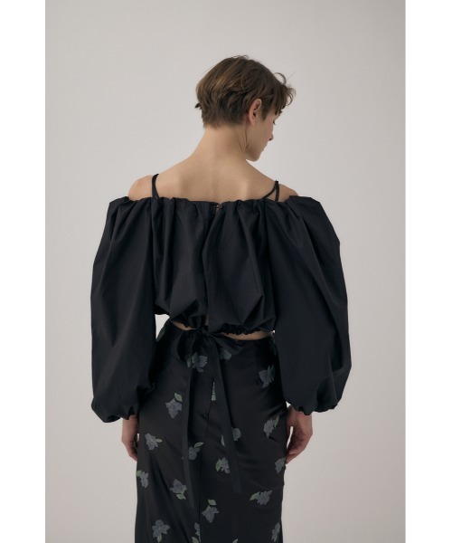 M_（エムアンダーバー）の「オーガニックコットンタイプライター使用 オフショルダーで着られるギャザーブラウス（シャツ/ブラウス・レディース・アイボリー/ブラック/サックスブルー・FREE）」の7枚目の写真