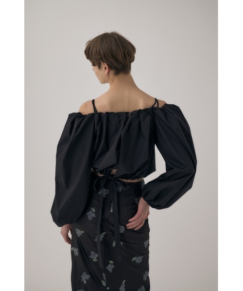 M_（エムアンダーバー）の「オーガニックコットンタイプライター使用 オフショルダーで着られるギャザーブラウス（シャツ/ブラウス・レディース・アイボリー/ブラック/サックスブルー・FREE）」の8枚目の写真