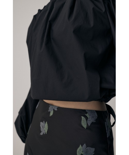 M_（エムアンダーバー）の「オーガニックコットンタイプライター使用 オフショルダーで着られるギャザーブラウス（シャツ/ブラウス・レディース・アイボリー/ブラック/サックスブルー・FREE）」の10枚目の写真