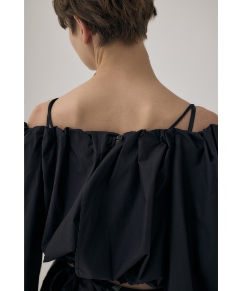 M_（エムアンダーバー）の「オーガニックコットンタイプライター使用 オフショルダーで着られるギャザーブラウス（シャツ/ブラウス・レディース・アイボリー/ブラック/サックスブルー・FREE）」の11枚目の写真