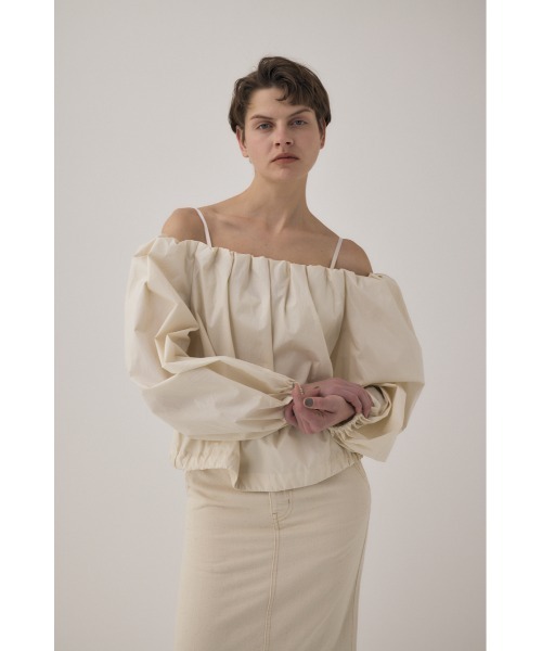 M_（エムアンダーバー）の「オーガニックコットンタイプライター使用 オフショルダーで着られるギャザーブラウス（シャツ/ブラウス・レディース・アイボリー/ブラック/サックスブルー・FREE）」の17枚目の写真