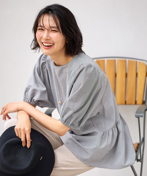 ANY(エニィ)の「サッカーギャザーバックペプラムブラウス(シャツ/ブラウス・レディース・ホワイト系/ブラック系/イエロー系/ブラック系1・F)」の3枚目の写真