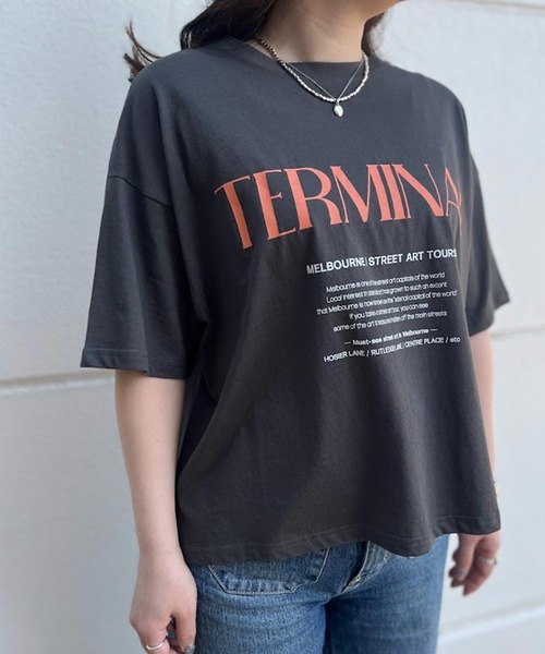 CHIGNON（シニヨン）の「CHIGNON TERMINAL ロゴTee 8642-366KO（Tシャツ/カットソー・レディース・チャコールグレー/キナリ/グレー・F）」の2枚目の写真