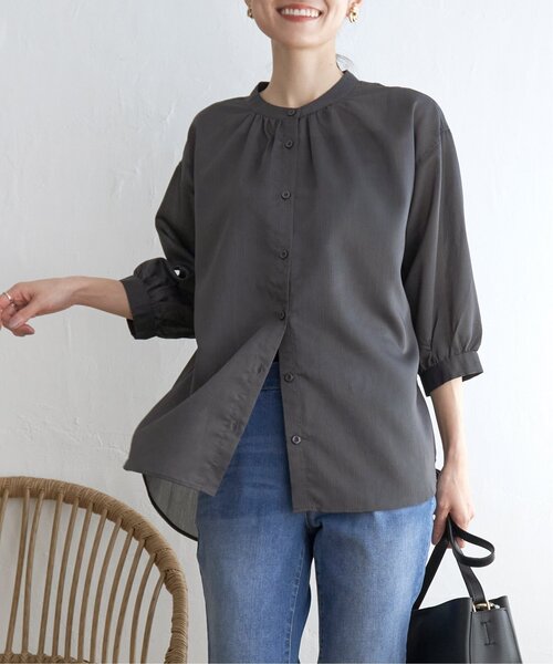 ikka(イッカ)の「シアストライプバンドカラーシャツ(シャツ/ブラウス・レディース・チャコール/ブルー系/ベージュ・M/L/S)」の2枚目の写真