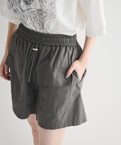 MERLOT(メルロー)の「フロントポケットドロストショートパンツ(その他パンツ・レディース・ベージュ/チャコールグレー・FREE)」の2枚目の写真