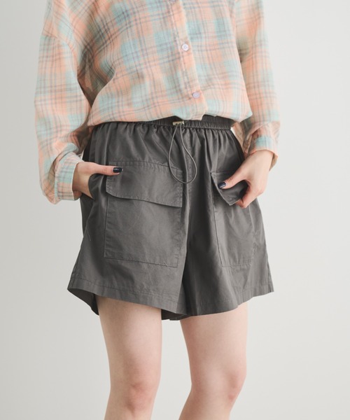 MERLOT(メルロー)の「フロントポケットドロストショートパンツ(その他パンツ・レディース・ベージュ/チャコールグレー・FREE)」の14枚目の写真