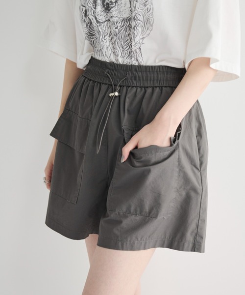 MERLOT(メルロー)の「フロントポケットドロストショートパンツ(その他パンツ・レディース・ベージュ/チャコールグレー・FREE)」の7枚目の写真