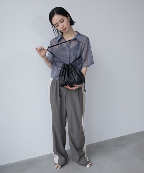 VACANCY（ヴァカンシー）の「タックシアーシャイニーシャツ（シャツ/ブラウス・レディース・ブルー/ブラック/ホワイト・FREE）」の17枚目の写真