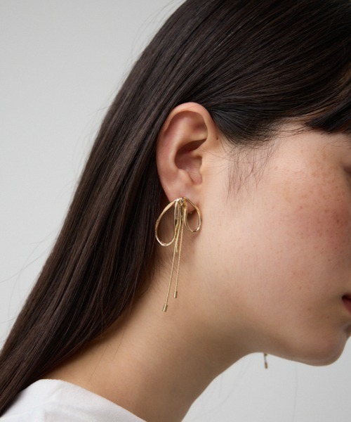 AZUL by moussy（アズールバイマウジー）の「リボンシェイプメタルピアス（ピアス（両耳用）・レディース・ゴールド系その他/シルバー・FREE）」の2枚目の写真