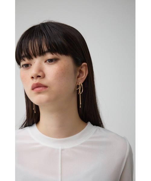 AZUL by moussy（アズールバイマウジー）の「リボンシェイプメタルピアス（ピアス（両耳用）・レディース・ゴールド系その他/シルバー・FREE）」の6枚目の写真