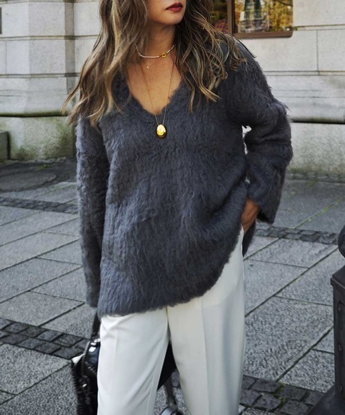 esutoreja（エストレジャ）の「Vネックモヘアニット（ニット/セーター・レディース・ベージュ/ブルー/チャコール・FREE）」の2枚目の写真