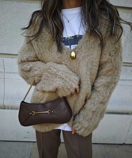 esutoreja（エストレジャ）の「Vネックモヘアニット（ニット/セーター・レディース・ベージュ/ブルー/チャコール・FREE）」の18枚目の写真