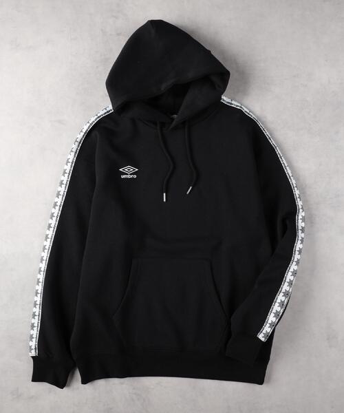 Right-on(ライトオン)の「UMBRO(アンブロ)【メンズ】ラインテープパーカー(パーカー・メンズ・ホワイト/ブラック・M/L/XL)」の3枚目の写真