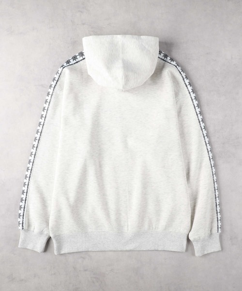 Right-on(ライトオン)の「【UMBRO】ラインテープパーカー(パーカー・メンズ・ホワイト/ブラック・M/L/XL)」の4枚目の写真