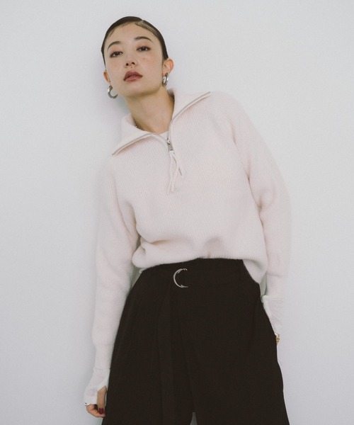 HANNE（アン）の「ジップアップタートルネックニットプルオーバー（ニット/セーター・レディース・アイボリー/グレー/ブラウン・FREE）」の2枚目の写真