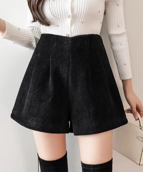 IRADOWL(アイラドール)の「コーデュロイハイウエストタックショートパンツ(その他パンツ・レディース・ブラック/アイボリー・MEDIUM/LARGE/SMALL)」の1枚目の写真