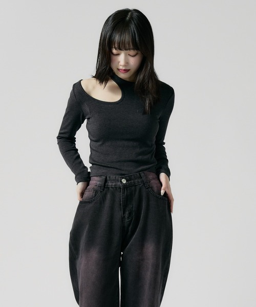 Chick(チック)の「one-shoulder cut and sewn / ワンショルダー風 カットソー(Tシャツ/カットソー・レディース・ホワイト/グレー/ブラック/レッド・FREE)」の1枚目の写真