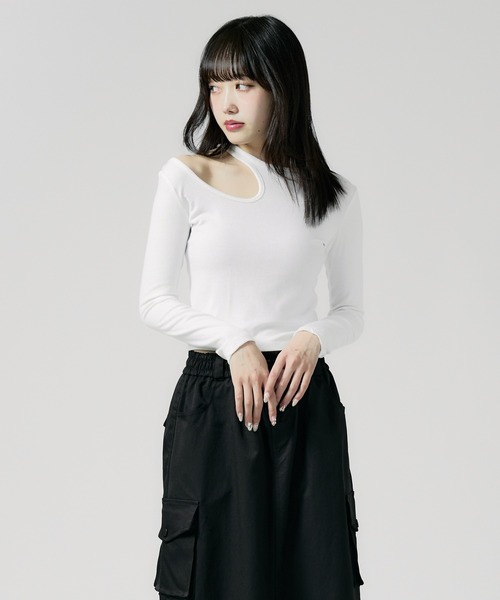 Chick(チック)の「one-shoulder cut and sewn / ワンショルダー風 カットソー(Tシャツ/カットソー・レディース・ホワイト/グレー/ブラック/レッド・FREE)」の2枚目の写真