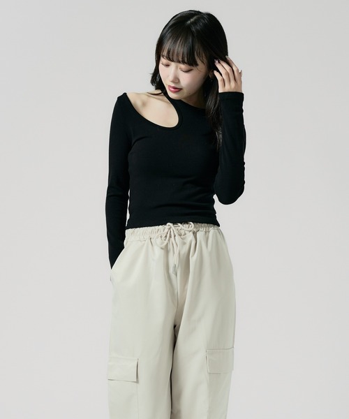 Chick(チック)の「one-shoulder cut and sewn / ワンショルダー風 カットソー(Tシャツ/カットソー・レディース・ホワイト/グレー/ブラック/レッド・FREE)」の3枚目の写真
