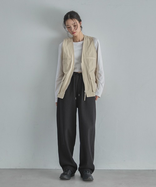 feepur(フェピュール)の「ポケットワークベスト(ベスト・レディース・ブラック/ベージュ/アイボリー・MEDIUM)」の4枚目の写真