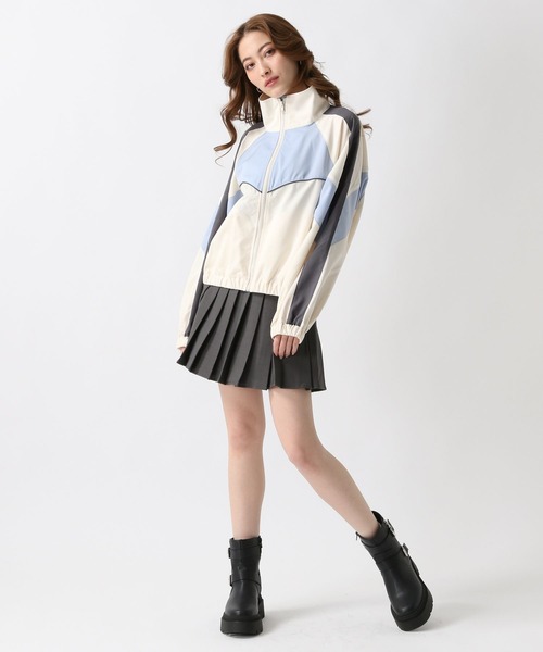 FOREVER 21（フォーエバー トゥエンティーワン）の「【2025SS】プレッププリーツミニスカート（スカート・レディース・ブラック/グレー・SMALL/MEDIUM）」の4枚目の写真