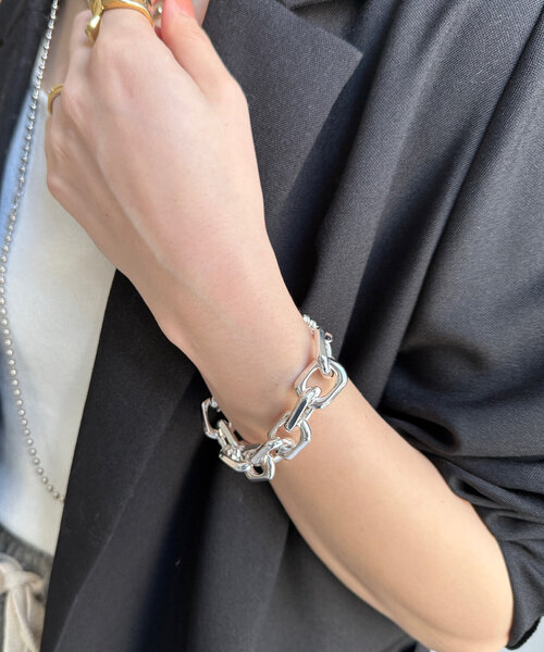 DouDou(ドゥドゥ)の「スクエアボリュームチェーンブレスレット(ブレスレット・レディース・ゴールド/シルバー・FREE)」の4枚目の写真
