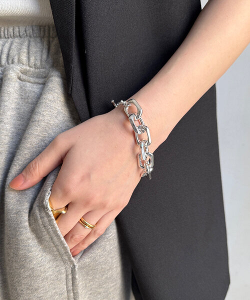 DouDou(ドゥドゥ)の「スクエアボリュームチェーンブレスレット(ブレスレット・レディース・ゴールド/シルバー・FREE)」の5枚目の写真