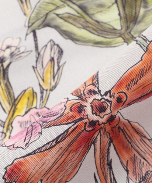 TOMORROWLAND (トゥモローランド)の「TOMORROWLAND FLOWER SQUARE スカーフ(バンダナ/スカーフ・レディース・ホワイト系その他/グレー系その他/ネイビー・FREE)」の7枚目の写真