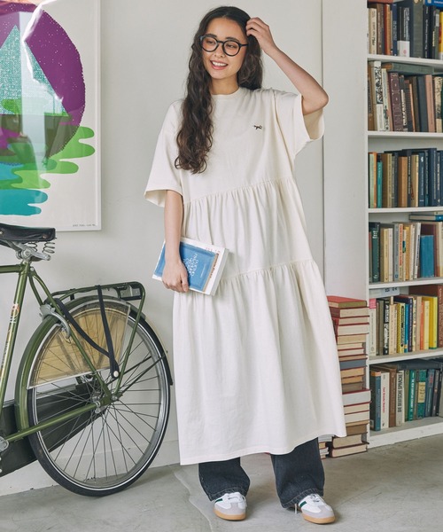 PENNEYS（ぺニーズ）の「PENNEYS/ペニーズ 別注 THE FOX ロゴ ワッペン刺繍 半袖 ティアード ロングワンピース（ワンピース・レディース・ダークグリーン/ネイビー/スミクロ/ブラウン/アイボリー・FREE）」の2枚目の写真