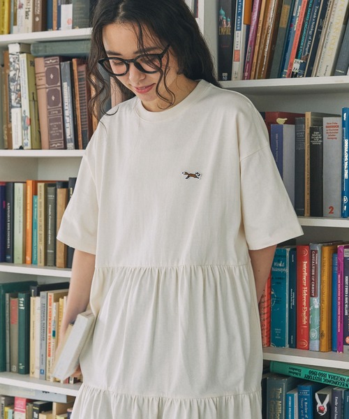 PENNEYS（ぺニーズ）の「PENNEYS/ペニーズ 別注 THE FOX ロゴ ワッペン刺繍 半袖 ティアード ロングワンピース（ワンピース・レディース・ダークグリーン/ネイビー/スミクロ/ブラウン/アイボリー・FREE）」の17枚目の写真