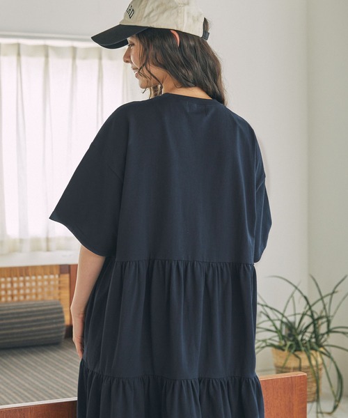 PENNEYS（ぺニーズ）の「PENNEYS/ペニーズ 別注 THE FOX ロゴ ワッペン刺繍 半袖 ティアード ロングワンピース（ワンピース・レディース・ダークグリーン/ネイビー/スミクロ/ブラウン/アイボリー・FREE）」の7枚目の写真