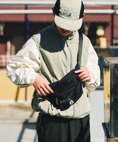 POLeR（ポーラー）の「ショルダーバッグ（ショルダーバッグ・レディース・グレー・ONE SIZE）」の2枚目の写真