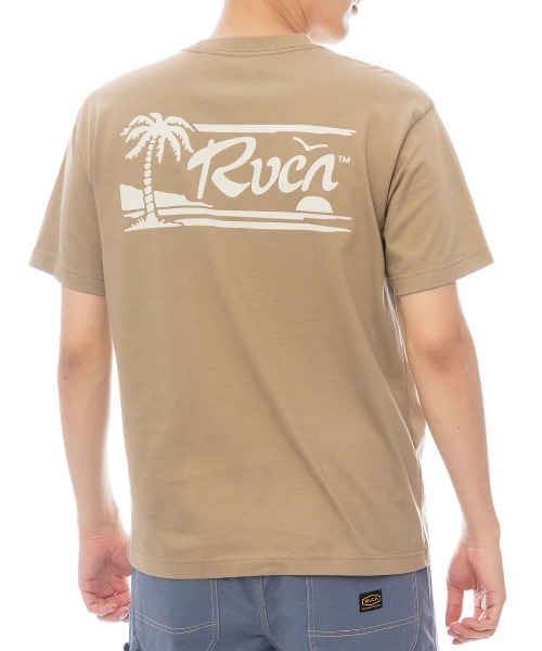 RVCA(ルーカ)の「RVCA メンズ EXOTICA POCKET SS Tシャツ 【2025年春夏モデル】/ルーカ胸ポケットワンポイントバックプリント半袖Tシャツ(Tシャツ/カットソー・メンズ・ベージュ/ブラウン系その他・X-LARGE/LARGE/SMALL)」の2枚目の写真