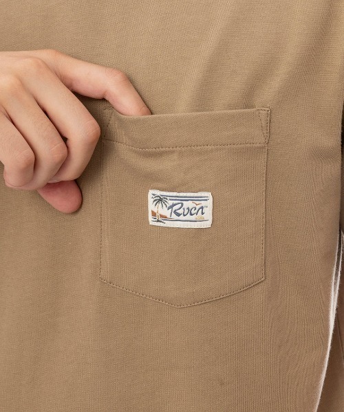 RVCA(ルーカ)の「RVCA メンズ EXOTICA POCKET SS Tシャツ 【2025年春夏モデル】/ルーカ胸ポケットワンポイントバックプリント半袖Tシャツ(Tシャツ/カットソー・メンズ・ベージュ/ブラウン系その他・X-LARGE/LARGE/SMALL)」の4枚目の写真