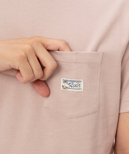 RVCA(ルーカ)の「RVCA メンズ EXOTICA POCKET SS Tシャツ 【2025年春夏モデル】/ルーカ胸ポケットワンポイントバックプリント半袖Tシャツ(Tシャツ/カットソー・メンズ・ベージュ/ブラウン系その他・X-LARGE/LARGE/SMALL)」の9枚目の写真