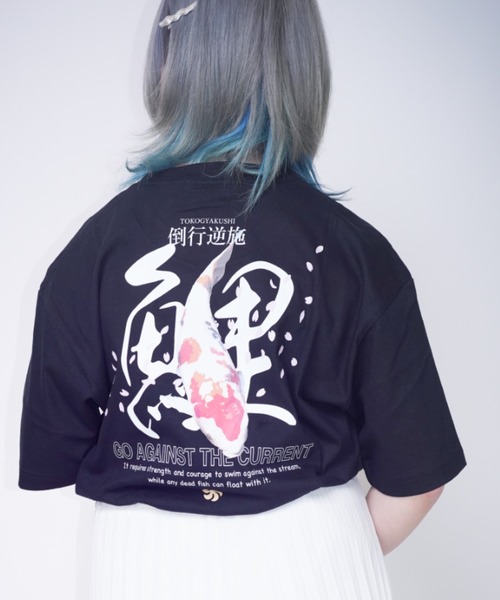 Bling Leads(ブリングリーズ)の「Z)【BLINGLEADS】424417 和柄シリーズ PRINT SS T 鯉(Tシャツ/カットソー・メンズ・ブラック/ホワイト・MEDIUM/LARGE)」の2枚目の写真