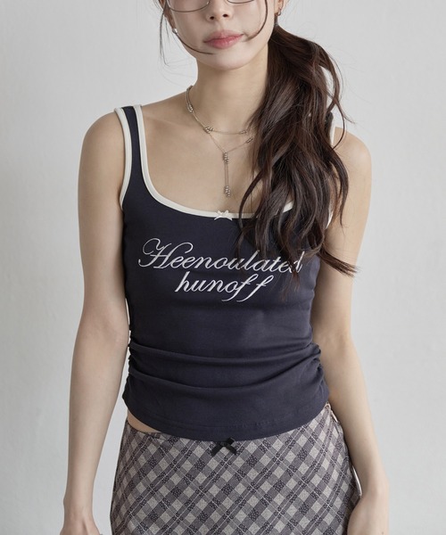 UNE MANSION(ユヌマンション)の「ラブリーリボンサイドシャーリングレタリング刺繍バイカラータンクトップ(キャミソール・レディース・グレー/ホワイト/ネイビー/ワイン・FREE)」の3枚目の写真