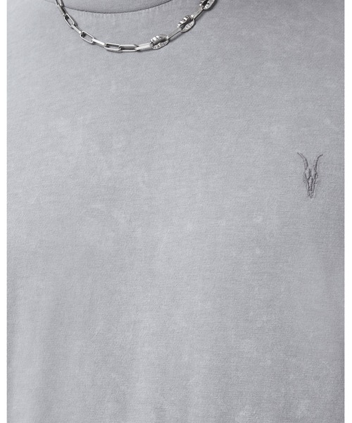ALLSAINTS(オールセインツ)の「SAKA SHORT SLEEVE CREW NECK RAMSKULL T-SHIRT | SAKA 半袖 クルー ネック ラムスカル Tシャツ(Tシャツ/カットソー・メンズ・グレー系その他・M/L/XS/S/XL)」の4枚目の写真