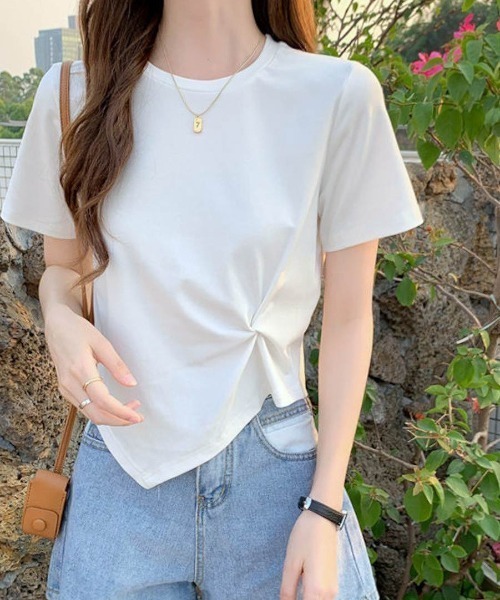 maison de LATIR（メゾンドラティール）の「アシンメトリー半袖絞りTシャツ（Tシャツ/カットソー・レディース・ホワイト/ブラック/ピンク/イエロー/ブルー・FREE）」の6枚目の写真