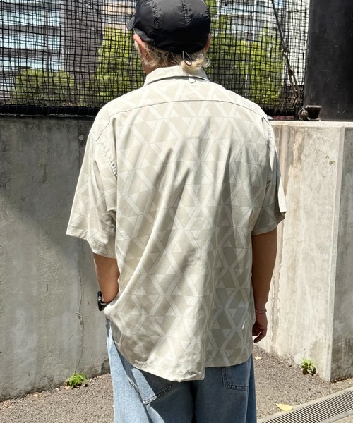 VENCEEXCHANGE(ヴァンスエクスチェンジ)の「幾何学柄ハーフスリーブシャツ(シャツ/ブラウス・メンズ・ベージュ・L/M/LL)」の3枚目の写真