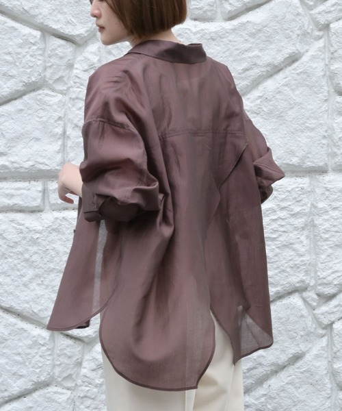 qualite scape（カリテ スケープ）の「【大人シアーシャツ】バックスリットシアーシャツ/後ろ姿映える/大人の抜け感/体型カバー（シャツ/ブラウス・レディース・ホワイト/ピンク/チャコールグレー/サックスブルー/ブラウン/オフホワイト/スモークピンク・フリー）」の4枚目の写真