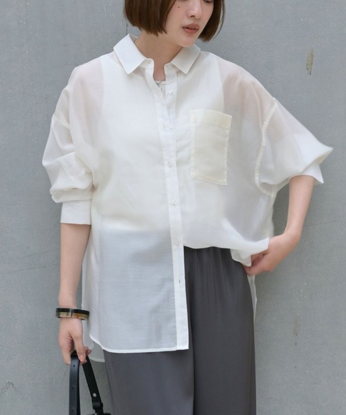 qualite scape（カリテ スケープ）の「【大人シアーシャツ】バックスリットシアーシャツ/後ろ姿映える/大人の抜け感/体型カバー（シャツ/ブラウス・レディース・ホワイト/ピンク/チャコールグレー/サックスブルー/ブラウン/オフホワイト/スモークピンク・フリー）」の2枚目の写真