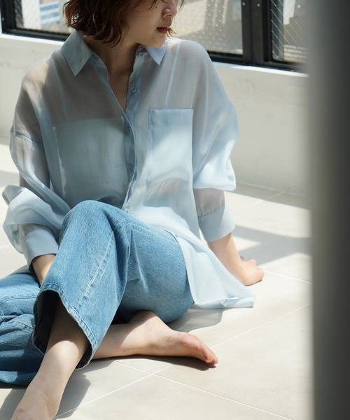 qualite scape(カリテ スケープ)の「【大人シアーシャツ】バックスリットシアーシャツ/後ろ姿映える/大人の抜け感/体型カバー(シャツ/ブラウス・レディース・ホワイト/ピンク/チャコールグレー/サックスブルー・フリー)」の3枚目の写真