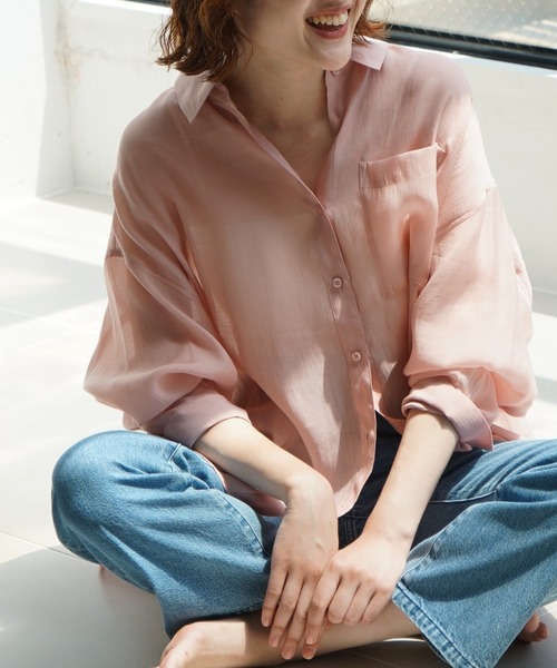 qualite scape(カリテ スケープ)の「【大人シアーシャツ】バックスリットシアーシャツ/後ろ姿映える/大人の抜け感/体型カバー(シャツ/ブラウス・レディース・ホワイト/ピンク/チャコールグレー/サックスブルー・フリー)」の4枚目の写真